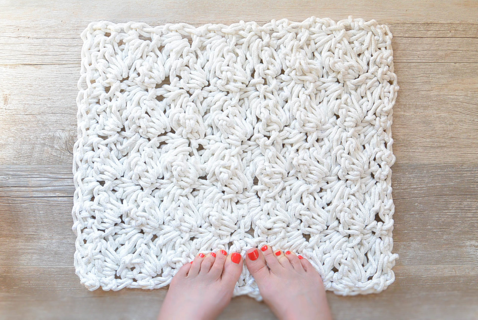 How to make a bath rug with old towels 