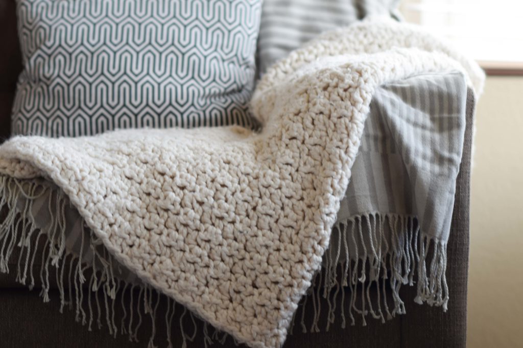 EASIEST Crochet Blanket For Bulky Yarn - How to Crochet The Mini Weave  Stitch! Chenille Yarn 
