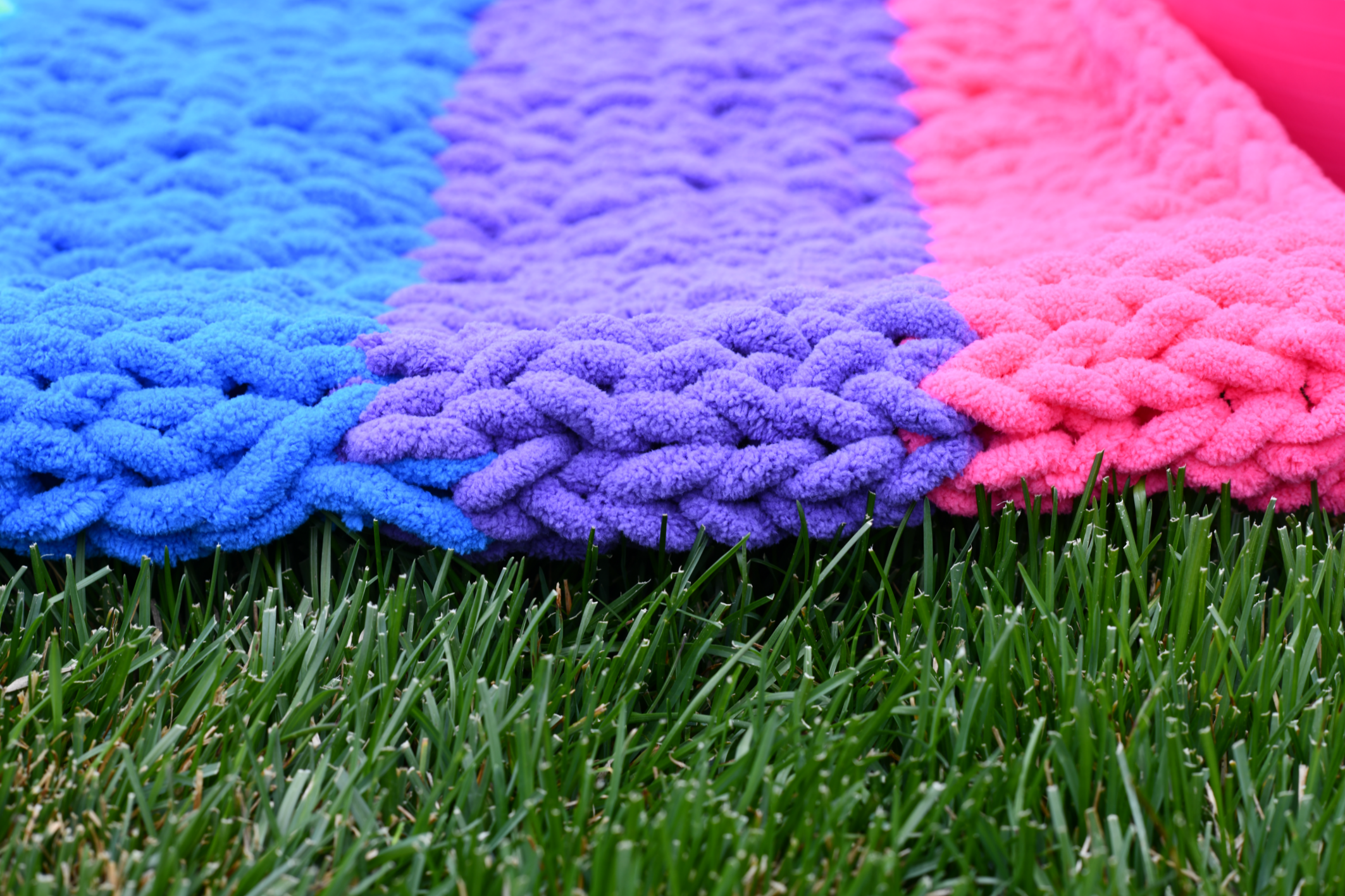 How To Make A Rainbow Blanket with Loop Yarn - Free Pattern – Mama