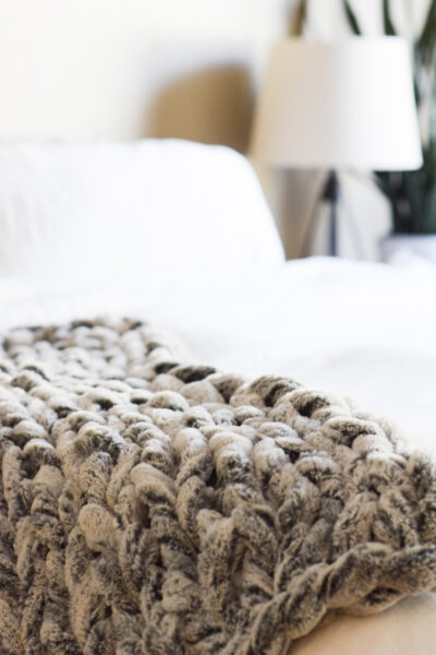 How To Arm Knit A Chunky Blanket – Mama In A Stitch